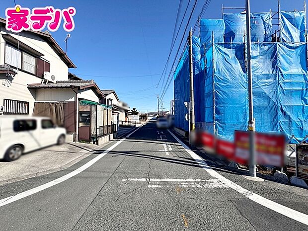 静かな住宅街で、車の出入りもスムーズです。 