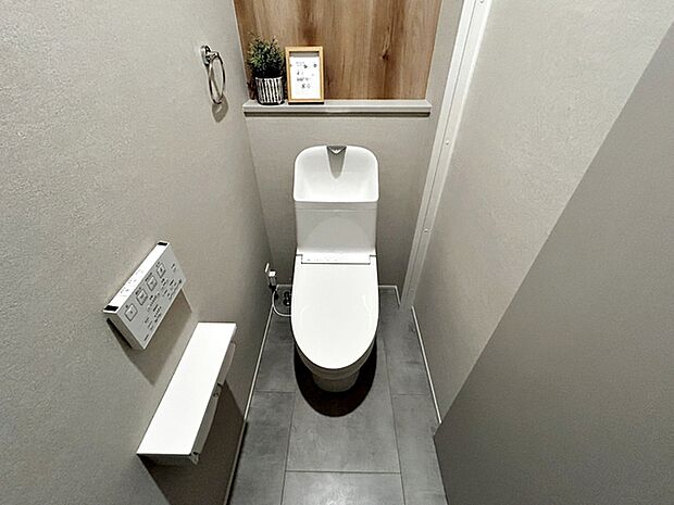 【1階トイレ】 各フロア1カ所ずつシャワー機能付トイレを設置しており、忙しい朝の混雑も解消!
