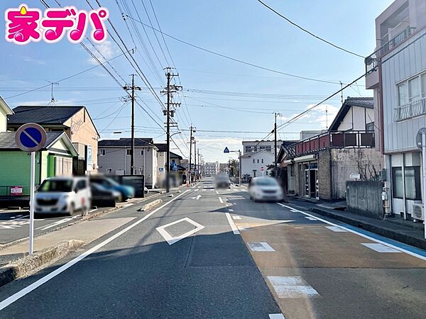 前面約12ｍ幅の道路に面しており、通行や駐車の際に余裕がある広さです。運転が苦手な方でもラクラク！