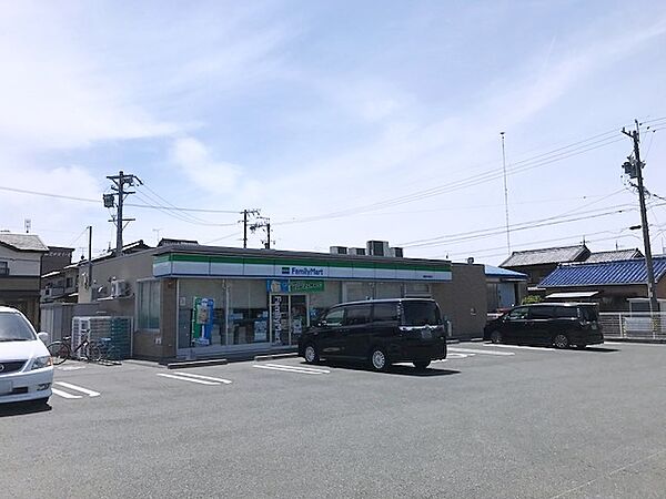 ファミリーマート豊橋花田町店（560m）