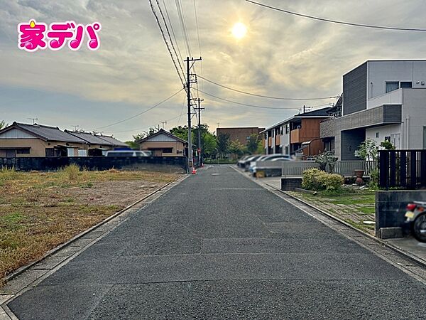 前面道路は公道で、車のすれ違いもラクラクな広々6mの幅があります