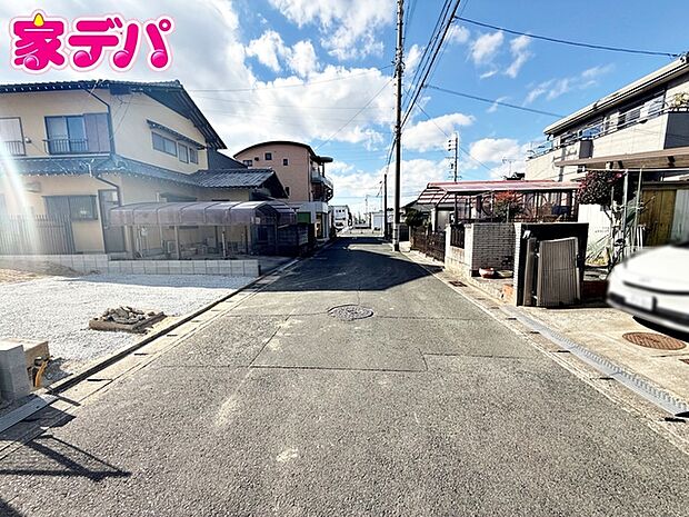 前面道路は公道で、車のすれ違いもらくらく広々6ｍの幅があります 