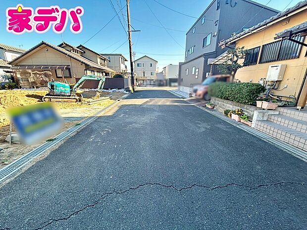 前面道路：南東側約6ｍ幅