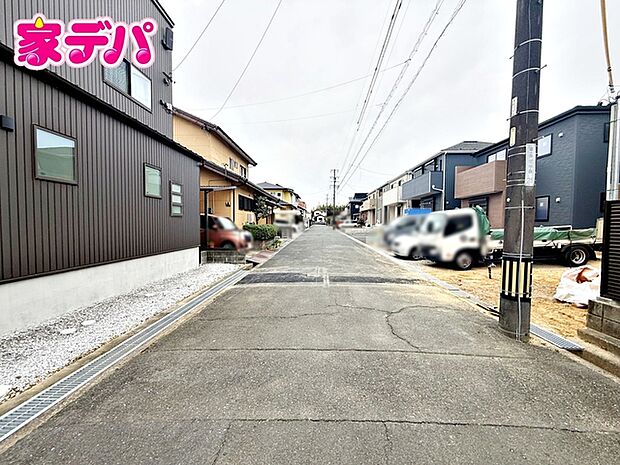 静かな住宅街で、車の出入りもスムーズです。 