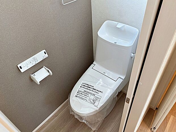 【施工例】多機能な温水洗浄便座付きでお掃除がしやすい、清潔なトイレです