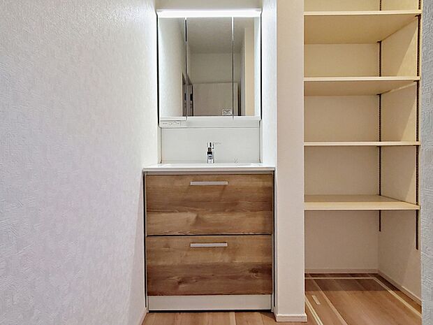 【施工例】収納力と機能性に優れた洗面台で、朝の忙しい時間でも身支度準備がスムーズにできます。
