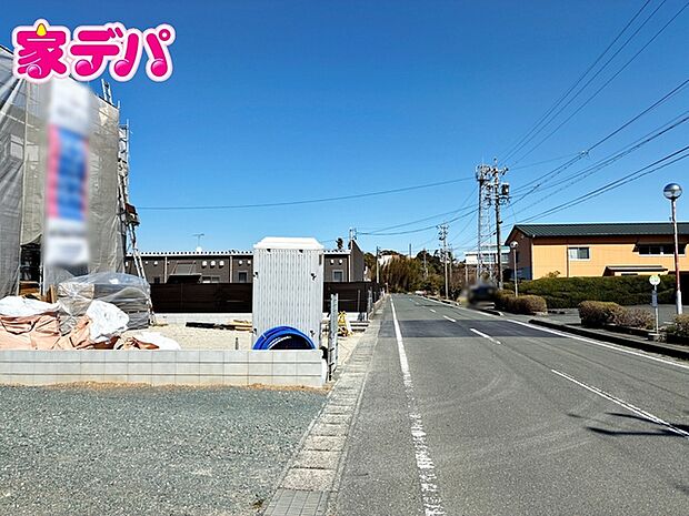 前面道路は公道で、車のすれ違いもらくらく広々9m超の幅があります