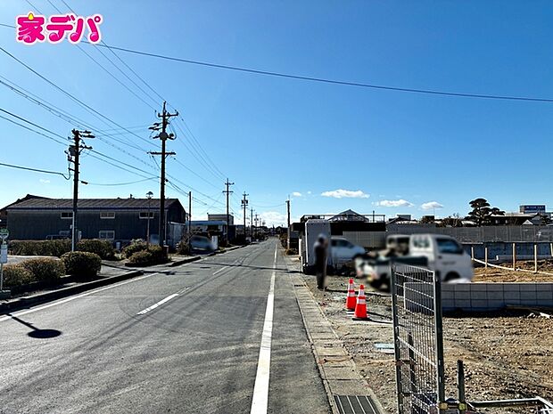 前面道路は公道で、車のすれ違いもらくらく広々9ｍ超の幅があります 