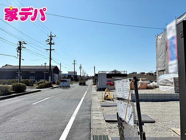 前面道路は公道で、車のすれ違いもらくらく広々9m超の幅があります