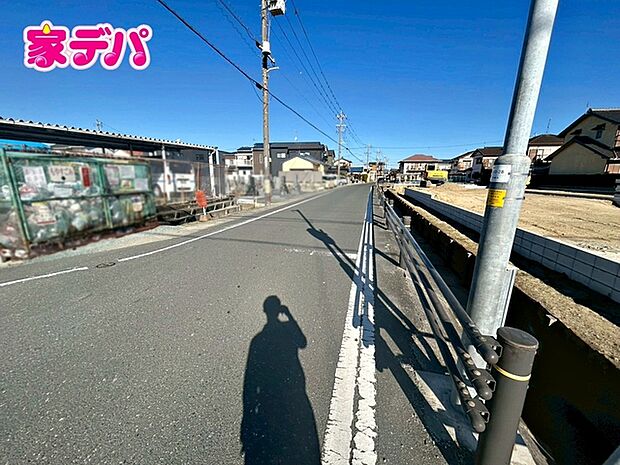 前面道路は公道で、車のすれ違いもらくらく広々6mの幅があります