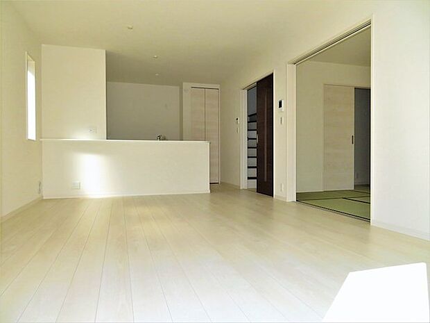 【施工例】温かみのあるナチュラルテイストのLDK。ダイニングセットを置いてもゆとりがあります!