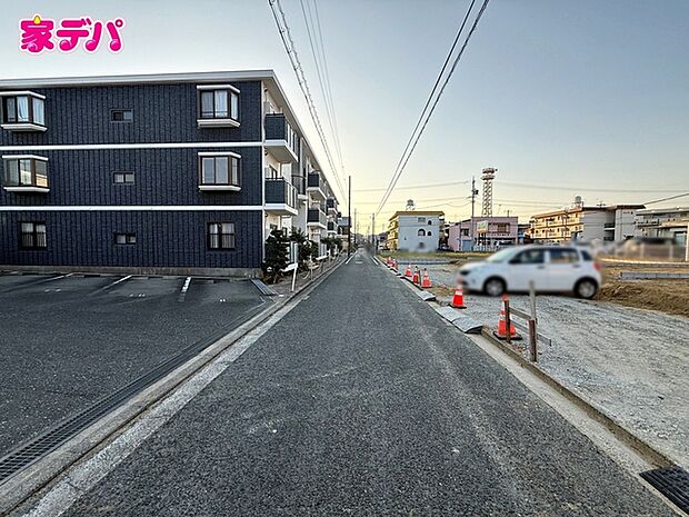 前面道路も広く車通りも少ないので、運転が苦手な方でも自分のペースで駐車ができます