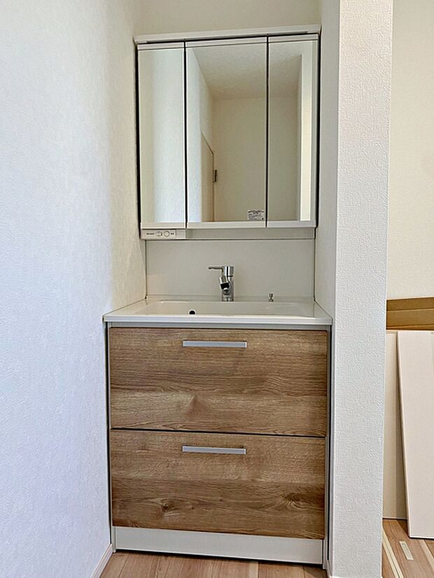 【施工例】収納力と機能性に優れた洗面台で、朝の忙しい時間でも身支度準備がスムーズにできます。