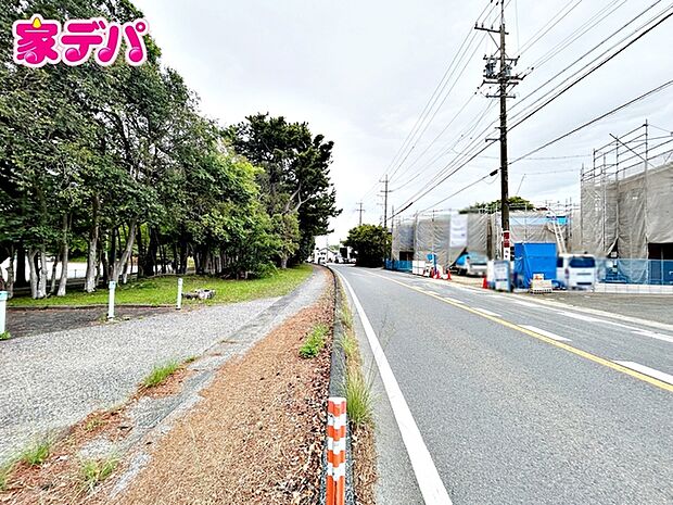 前面道路は公道で、車のすれ違いもらくらく広々10ｍの幅があります 