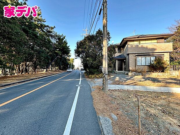 前面道路は公道で、車のすれ違いもらくらく広々10mの幅があります