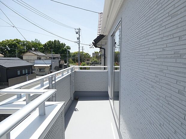 【施工例】洗濯物が多い日も、シーツや掛け布団を天日干ししたいときにも嬉しい、広々バルコニーです!