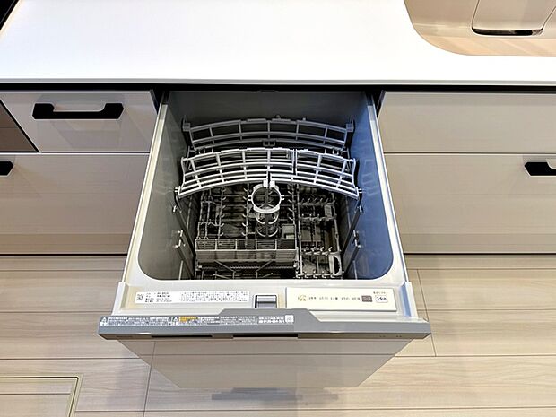 食器洗浄乾燥機は時間のかかる食器洗いを楽にしてくれる上に水道代も安くなるスグレモノ 