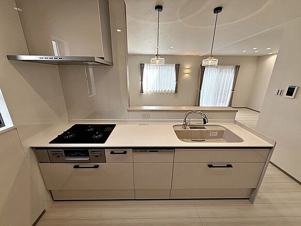 【キッチン】 対面式で、キッチンで作業しながらお子様を安心して見守れます。  