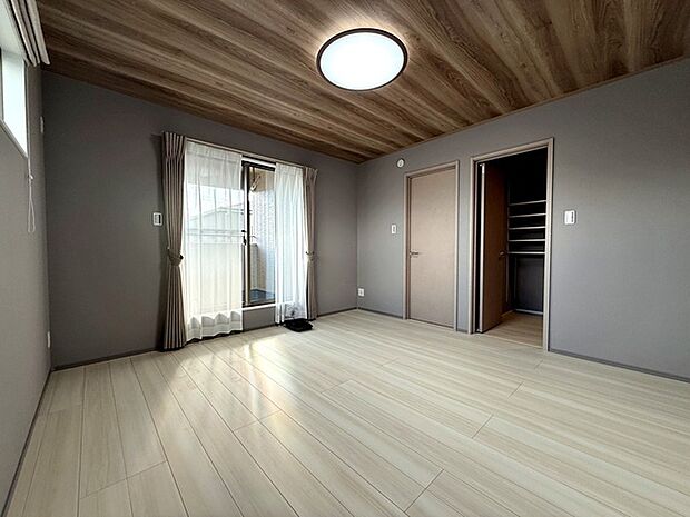 【洋室8帖】 キングサイズのベッドも置ける8帖のゆとりある主寝室。光も取り入れやすく明るい空間になっています。