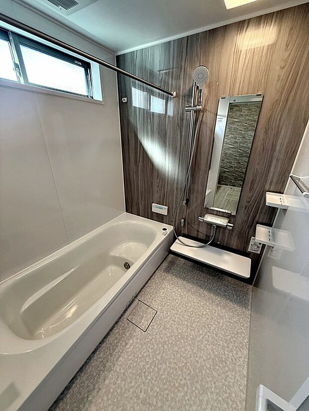 【浴室】 防水性や保温性に優れたシステムバスルーム!洗い場と脱衣所の段差が少なくバリアフリー