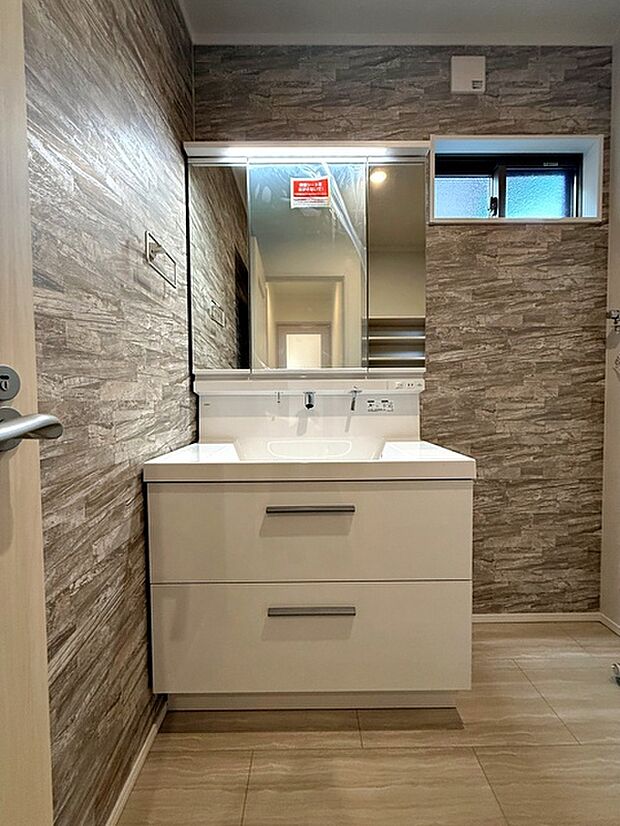 【洗面台】 洗面台の三面鏡の裏には収納があるので、見られたくないものの収納に便利 