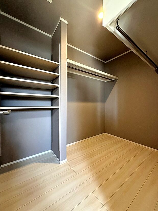 【ウォークインクローゼット】 WICは洋服、帽子、バッグなど全て収納可能！お部屋がスッキリ整理整頓できます！ 