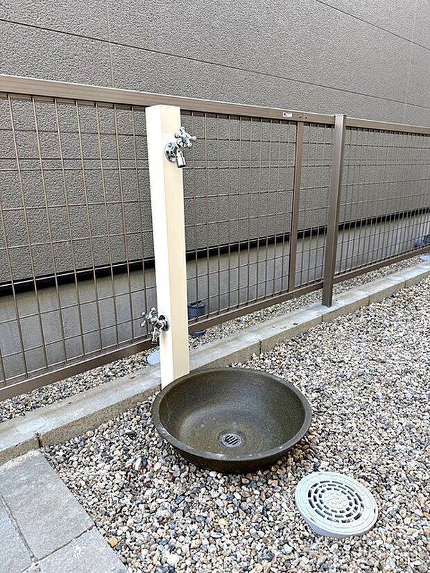 玄関横には立水栓が設置されています!お庭の水撒き、洗車、お掃除、お子様の水遊びなど便利です!