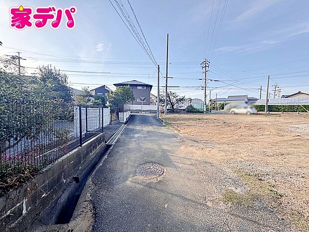 前面道路は車通り少ないのでお子様も安心して暮らせる環境です 