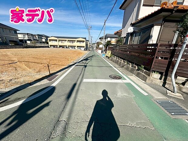 静かな住宅街で、車の出入りもスムーズです。 