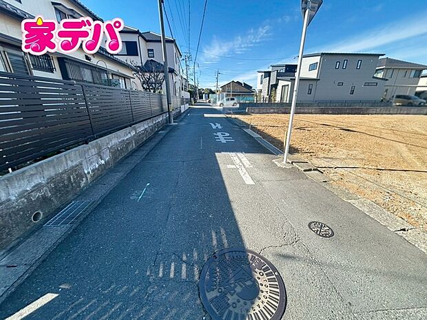 静かな住宅街で、車の出入りもスムーズです。 