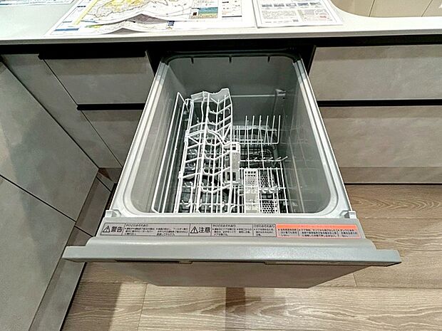 食器洗浄乾燥機は時間のかかる食器洗いを楽にしてくれる上に水道代も安くなるスグレモノ 