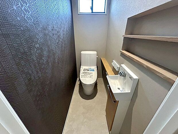 【トイレ】 1、2階共にシャワー機能付！小窓が付いている為換気もスッキリして頂けます。 