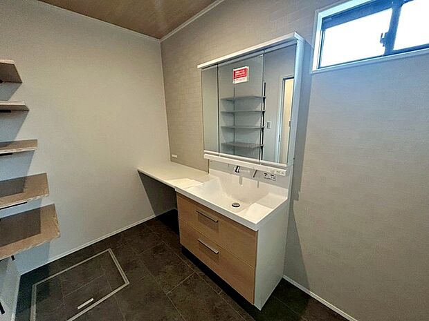 【洗面台】 洗面台の三面鏡の裏には収納があるので、見られたくないものの収納に便利 