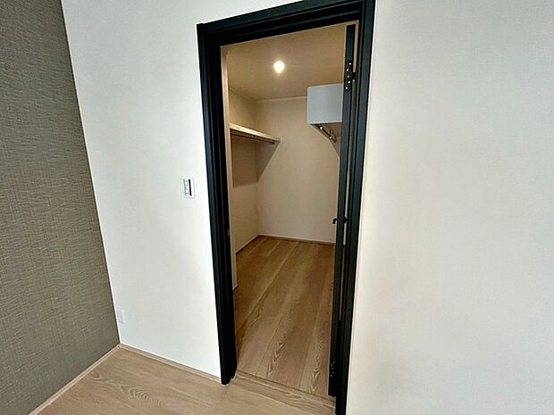 【ウォークインクローゼット】 WICは洋服、帽子、バッグなど全て収納可能！お部屋がスッキリ整理整頓できます！ 