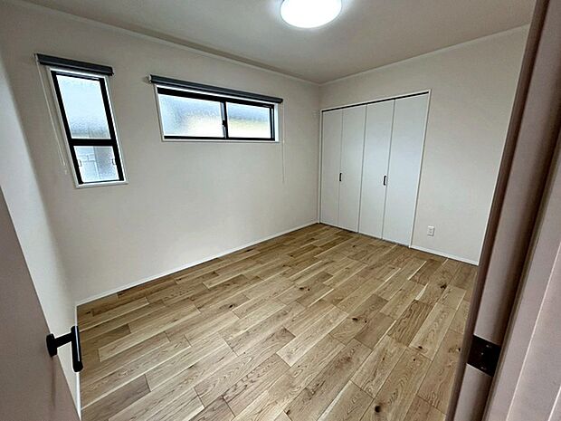 【洋室6帖】 お子様にとっての初めての「自分の部屋」。学習机やベッドの配置もラクラクです。 