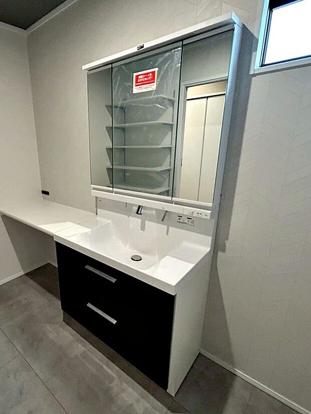 【洗面台】 収納力と機能性に優れた洗面台で、朝の忙しい時間でも身支度準備がスムーズにできます。 