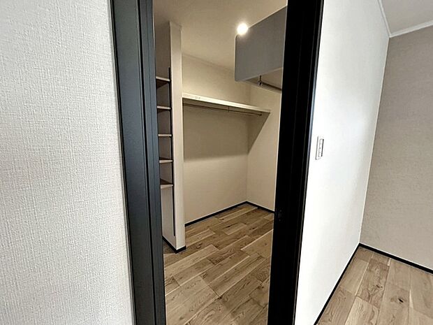 【ウォークインクローゼット】 WICは洋服、帽子、バッグなど全て収納可能!お部屋がスッキリ整理整頓できます!