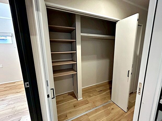 廊下には収納スペースを設けております!洗剤等の日用品のストックや掃除用品の収納など、様々な面にご活用していただけます!