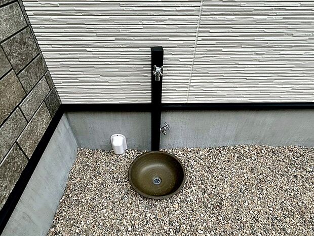 玄関横には立水栓が設置されています!お庭の水撒き、洗車、お掃除、お子様の水遊びなど便利です!