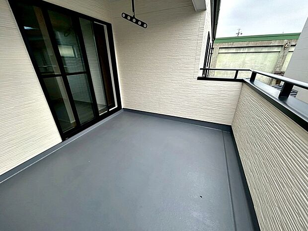【バルコニー】 屋根のあるインナータイプのバルコニーだから、急な雨でも洗濯物が濡れにくくて安心