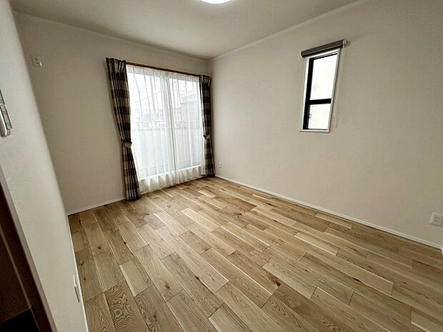 【洋室6帖】 バルコニーに続く大きな窓があり、洗濯物やお布団などをそのまま部屋に取り込むことができます。 