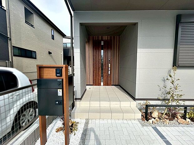 【玄関】 玄関が深い位置にあるので雨に濡れることなく身支度ができます 