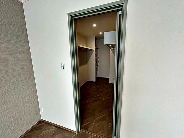 【ウォークインクローゼット】 ハンガーにかけた洋服、帽子やバッグ他収納した物を見渡すことができ整理整頓がしやすい！ 