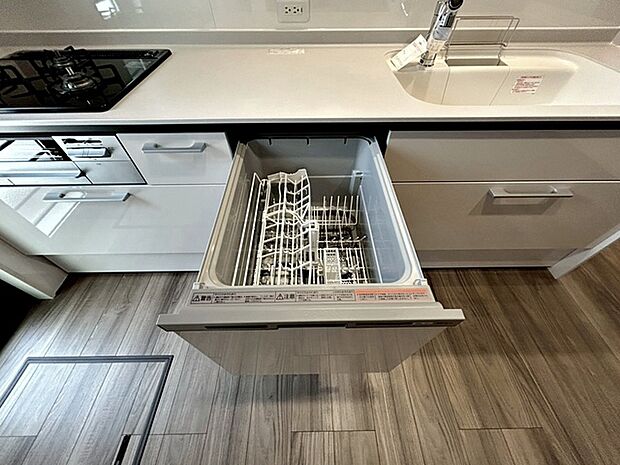 食器洗浄乾燥機は食器と洗剤を入れてスイッチを押すだけ！洗い〜乾燥まで！楽々後片付け！！ 