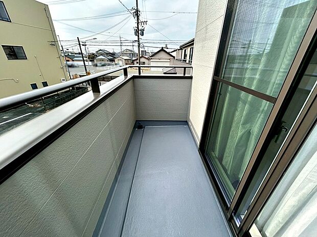 【バルコニー】 バルコニーを主寝室に配置する事で、小さなお子様のいる家庭も安心安全な生活