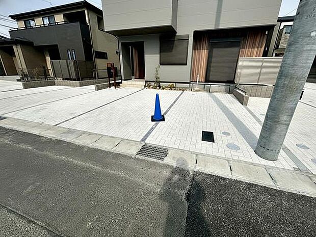 駐車スペースは3台分を確保!並列駐車が可能で車の出し入れもしやすく、運転の苦手な方にも安心です