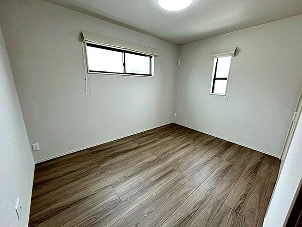 【洋室6帖】 腰窓で机や家具の配置がしやすい洋室6帖。子供部屋や書斎にもオススメです!