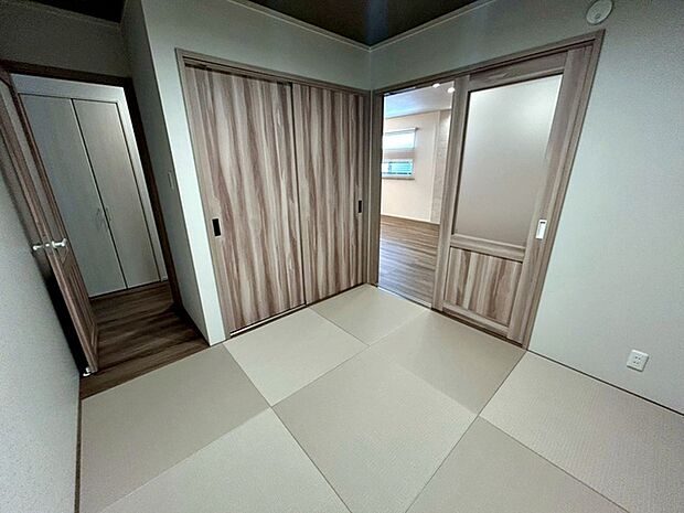 【和室5帖】 玄関から直接行ける和室は突然のお客様の訪問にも難なくご対応できます。