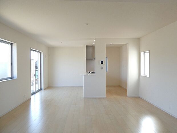 【施工例】のんびりくつろぐソファや、お食事を楽しむダイニングセットを置いても圧迫感はありません。