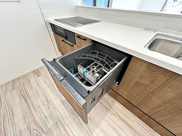【食器洗浄乾燥機】 食洗機付きで、食後の食器洗いの手間を軽減できるため、片付けにかかる時間を短縮しやすくなります。まとめて洗浄できるため家事負担を減らしやすく、食後の片付けもスムーズに行えます。